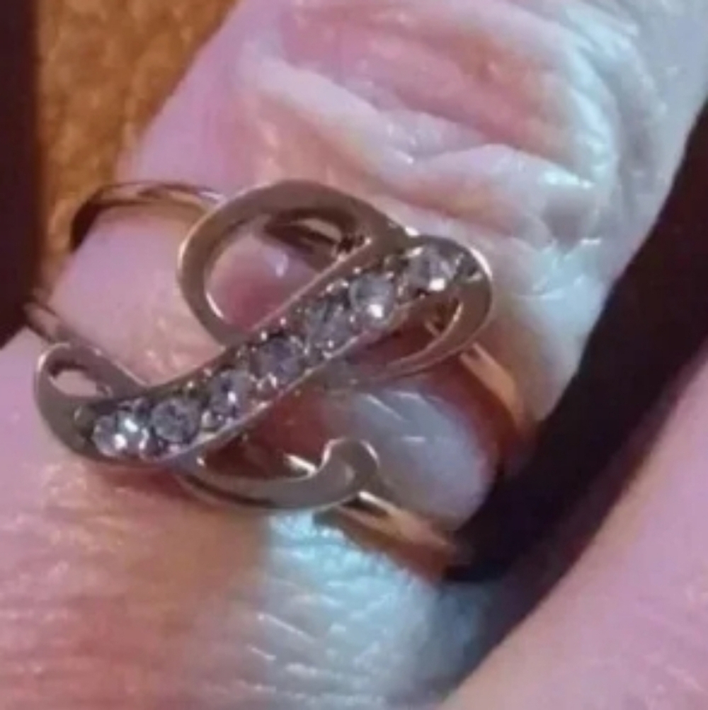 Gold-plated letter "L" ring. yellow with faux diamonds